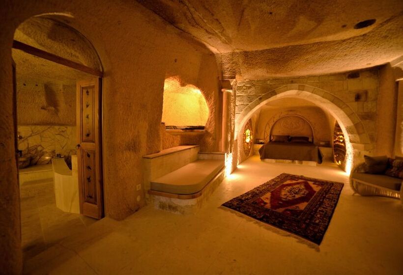 اتاق پرمیوم, Crassus Cave