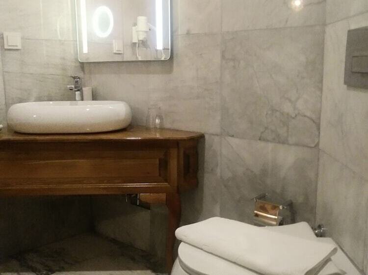 اتاق استاندارد, Crassus Cave