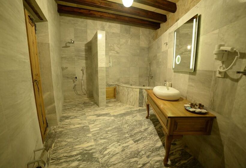 سوییت, Crassus Cave