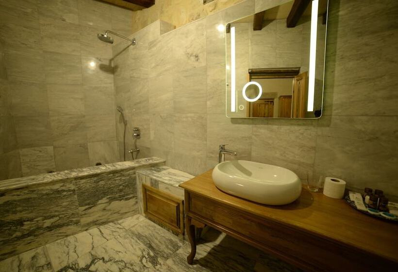 سوییت, Crassus Cave