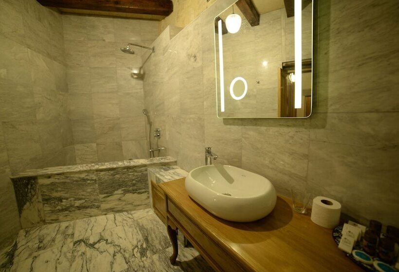 سوییت, Crassus Cave