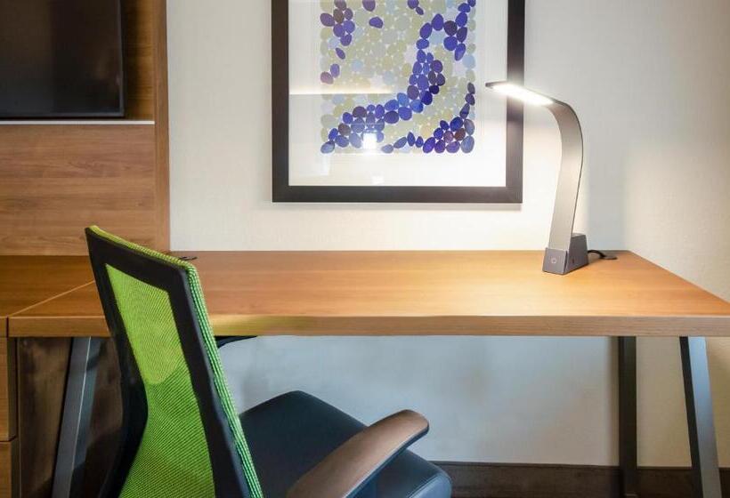 带大床的行政房间, Holiday Inn Express & Suites Taylor, An Ihg