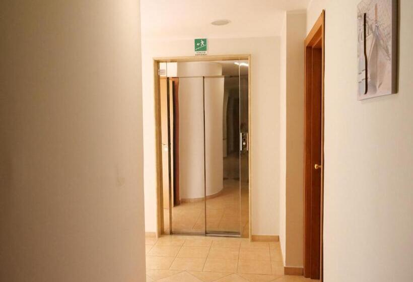 غرفة قياسية ثلاثية, Grand Hostel Calabria