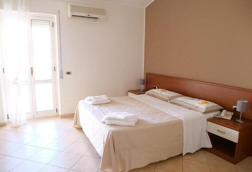غرفة قياسية ثلاثية, Grand Hostel Calabria