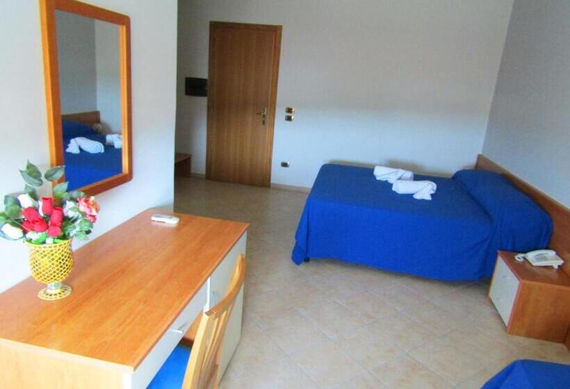 Номер Стандарт Трехместный, Grand Hostel Calabria