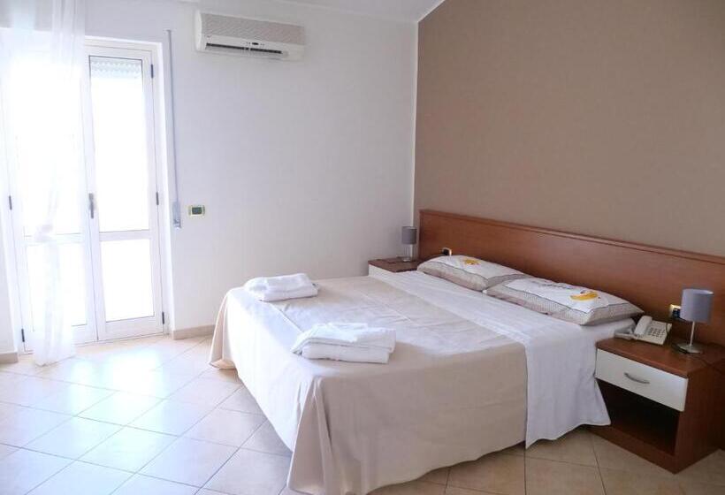 غرفة قياسية رباعية, Grand Hostel Calabria