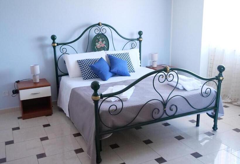 شقة غرفة واحدة مزودة بتراس, Grand Hostel Calabria