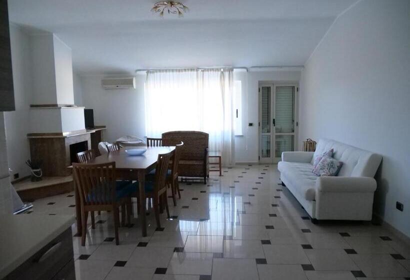 شقة غرفة واحدة مزودة بتراس, Grand Hostel Calabria