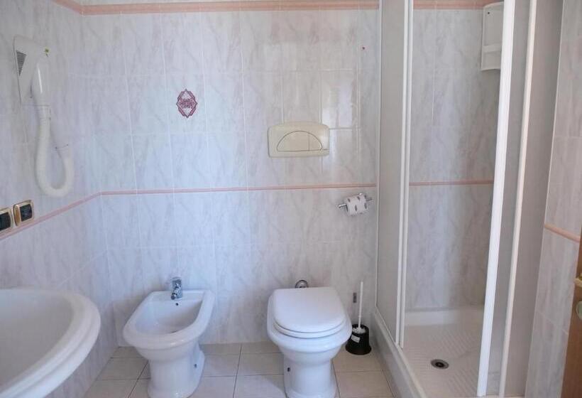 شقة غرفة واحدة مزودة بتراس, Grand Hostel Calabria