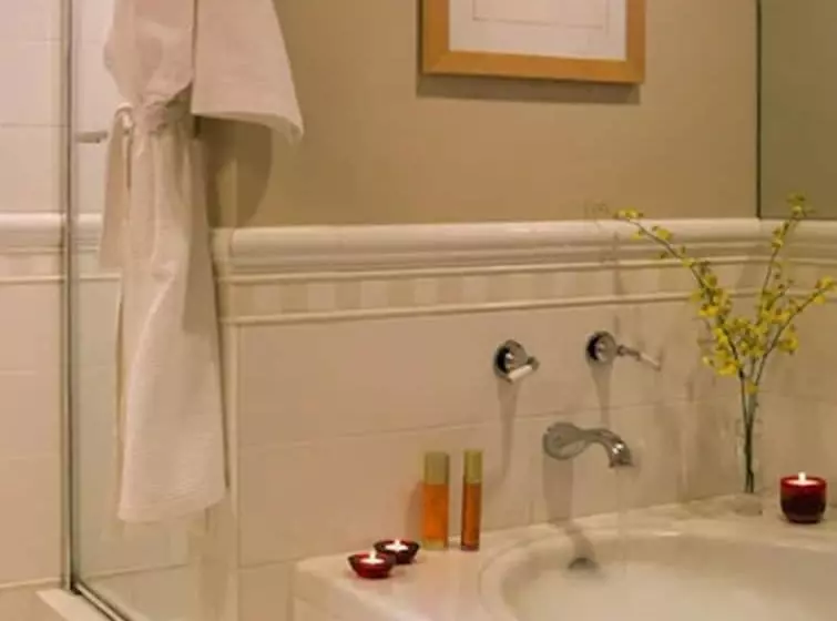 سوییت با چشم‌انداز جانبی دریا, Beach House Hotel At Hermosa Beach