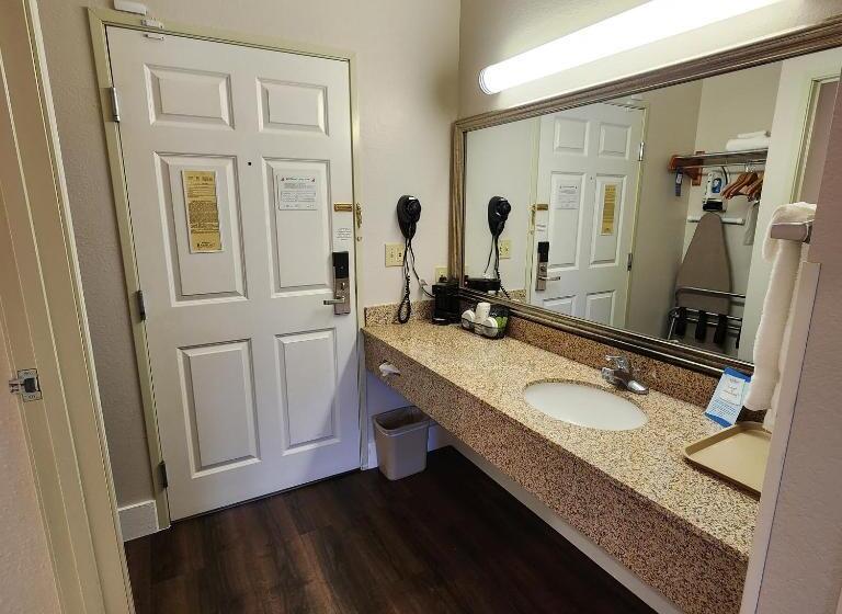 스위트 킹사이즈 침대, Baymont By Wyndham Mackinaw City