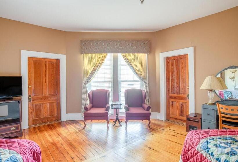 غرفه قياسيه سريرين مزدوجين, Belmont Inn