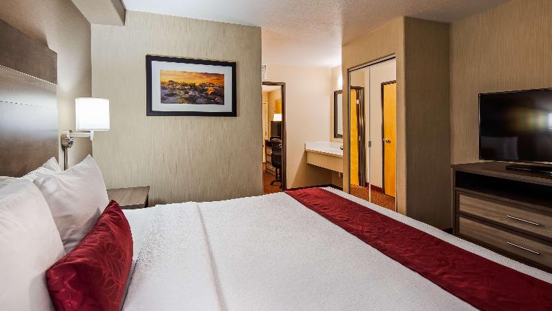 מיטת קינג בסוויטה, Best Western Plus Executive Suites Albuquerque