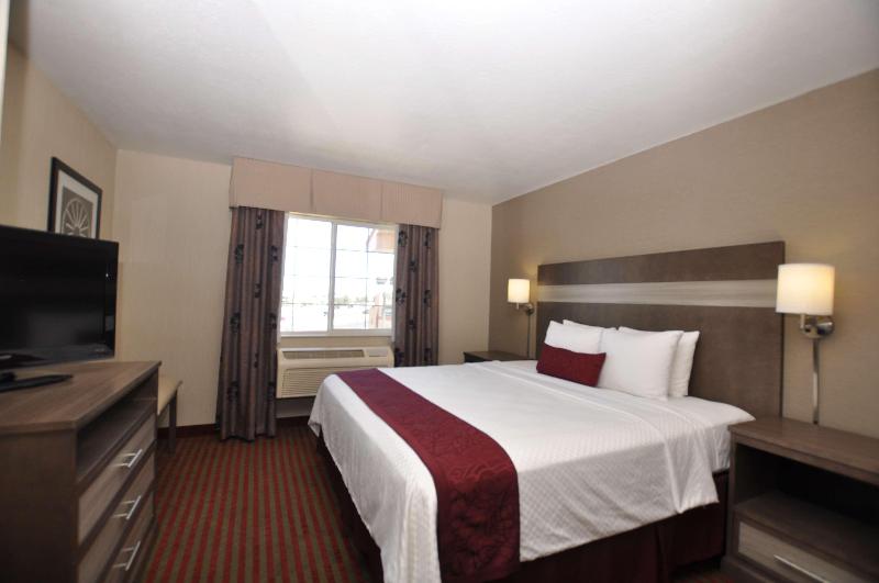 מיטת קינג בסוויטה, Best Western Plus Executive Suites Albuquerque