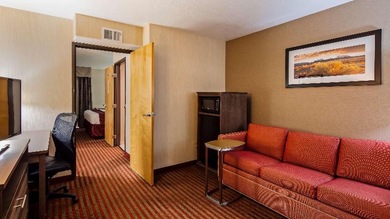 מיטת קינג בסוויטה, Best Western Plus Executive Suites Albuquerque