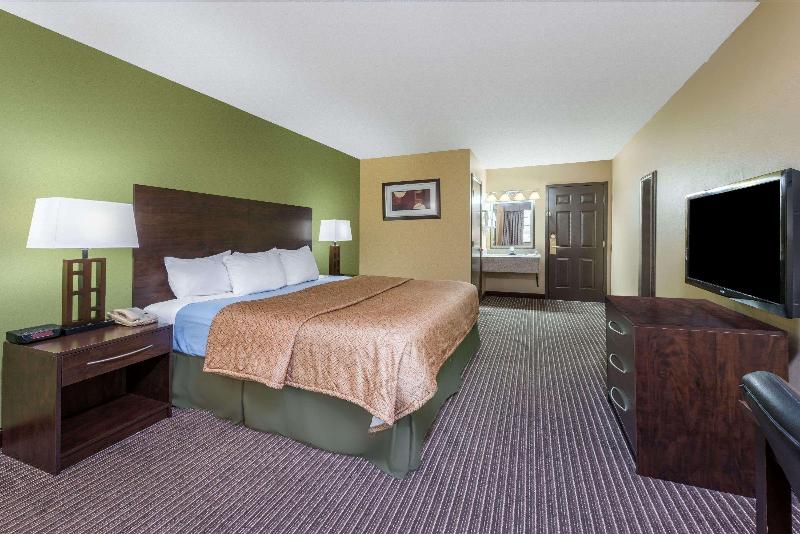 מיטת קינג בסוויטה, Best Western Plus Executive Suites Albuquerque