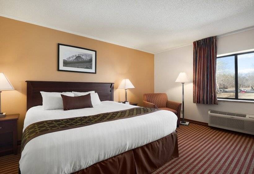 Люкс, Days Inn & Suites By Wyndham Kansas City   Chiefs Arrowhead Stadium