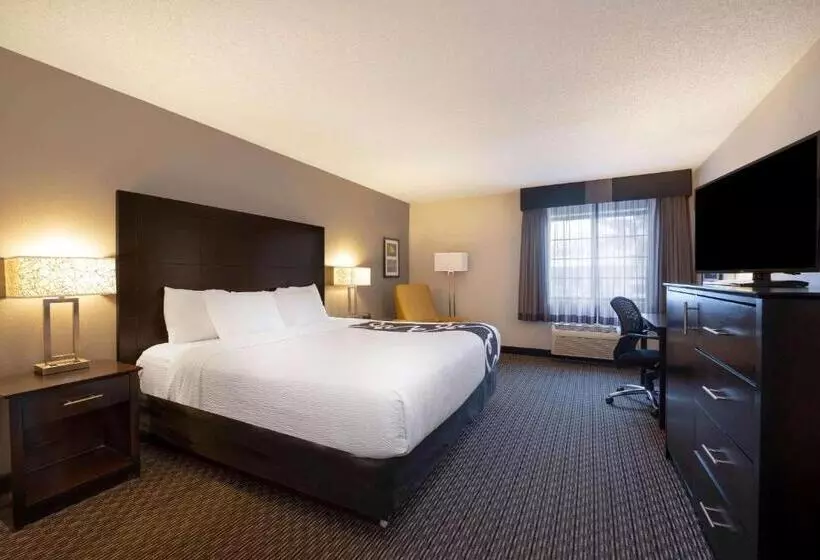 キングサイズベッドのスタンダードルーム, La Quinta By Wyndham Cleveland Macedonia