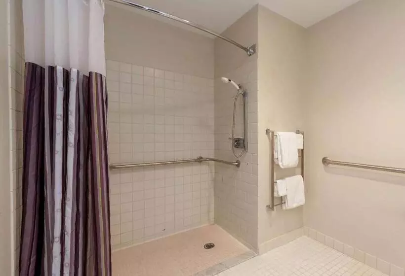 身障者適用スタンダードルーム, La Quinta By Wyndham Cleveland Macedonia