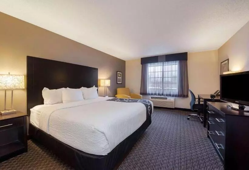 キングサイズベッドのスイートルーム, La Quinta By Wyndham Cleveland Macedonia
