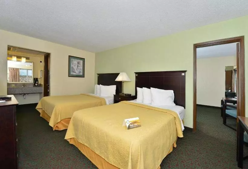 キングサイズベッドのスイートルーム, Quality Inn Huntingburg Jasper