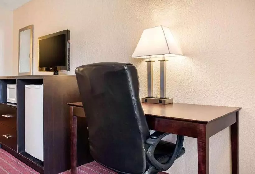 キングサイズベッドのスタンダードルーム, Quality Inn Huntingburg Jasper
