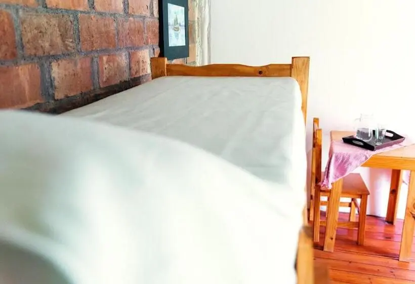 Standard Neljän Hengen Huone Jaettu Kylpyhuone, Sigrum Hostel