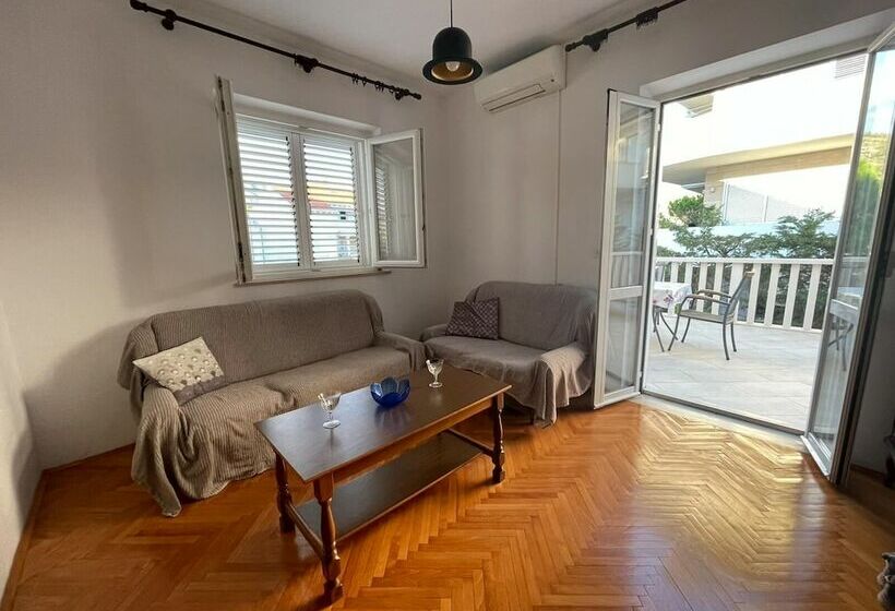 דירת 2 חדרים עם טרסה, Aida Apartments And Rooms