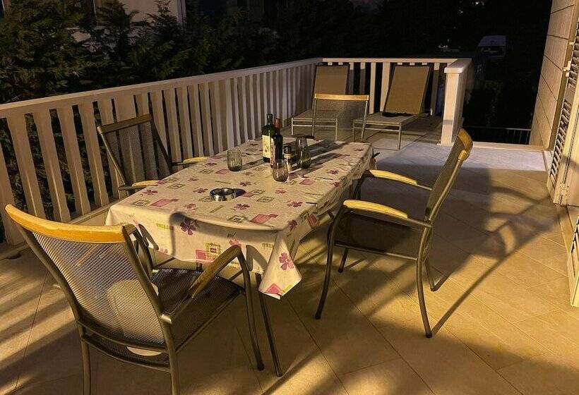 דירת 2 חדרים עם טרסה, Aida Apartments And Rooms