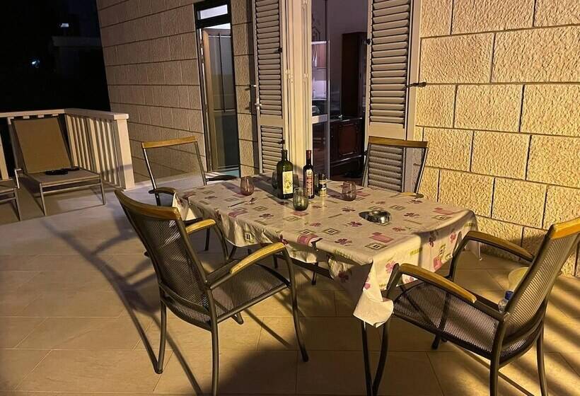 דירת 2 חדרים עם טרסה, Aida Apartments And Rooms