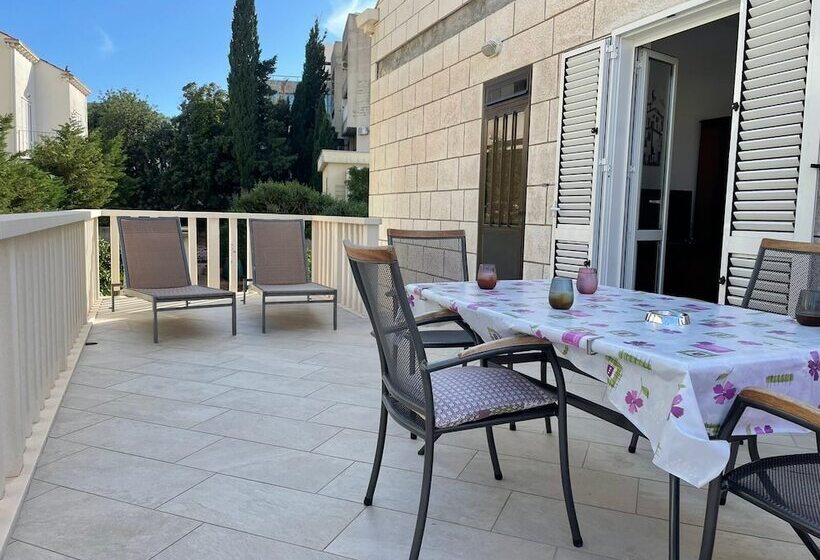 דירת 2 חדרים עם טרסה, Aida Apartments And Rooms