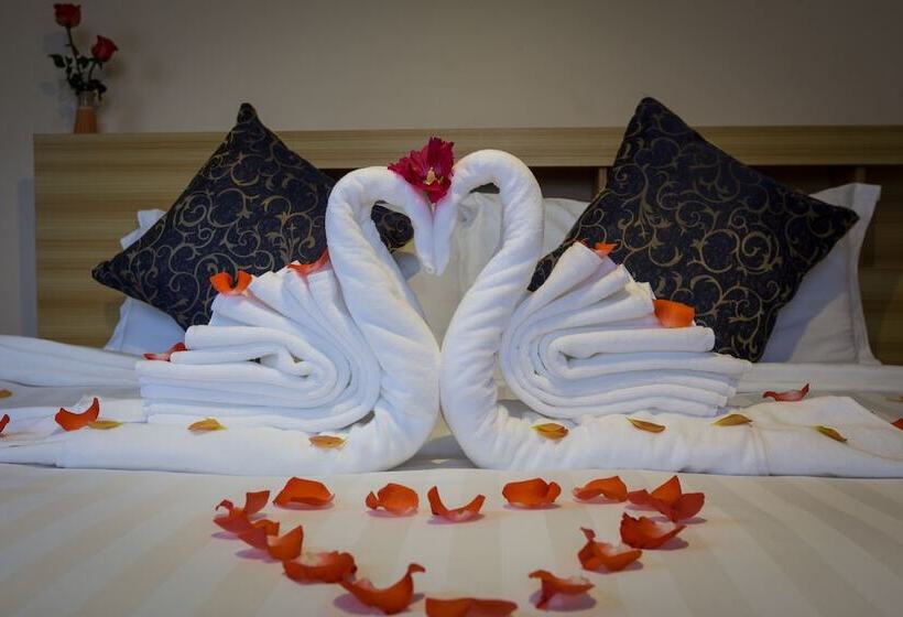 اتاق لوکس, Mya Taw Win