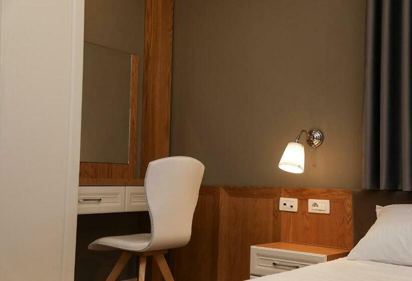 غرفة عائلية, Romeo