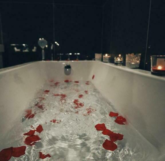 جناح ديلوكس, Romeo