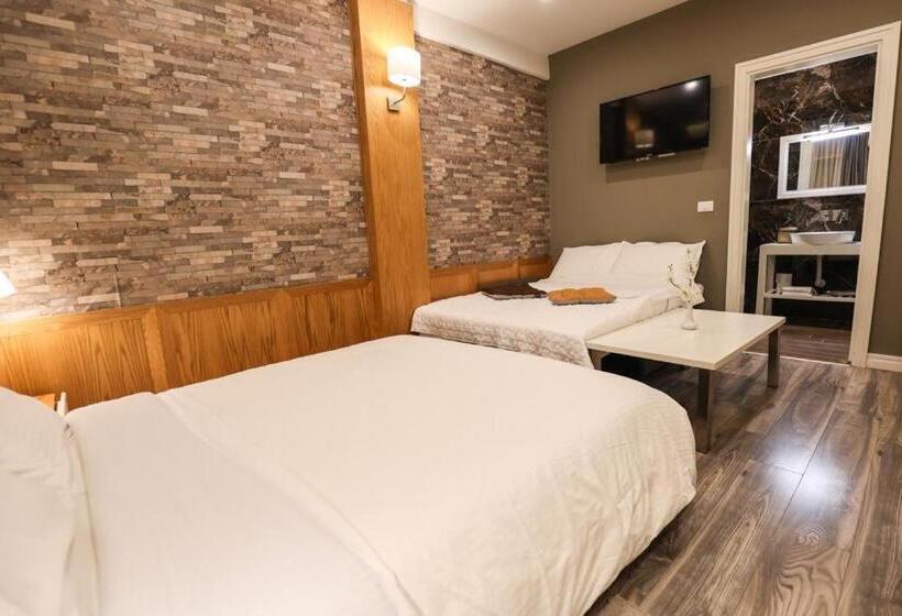 غرفة عائلية, Romeo