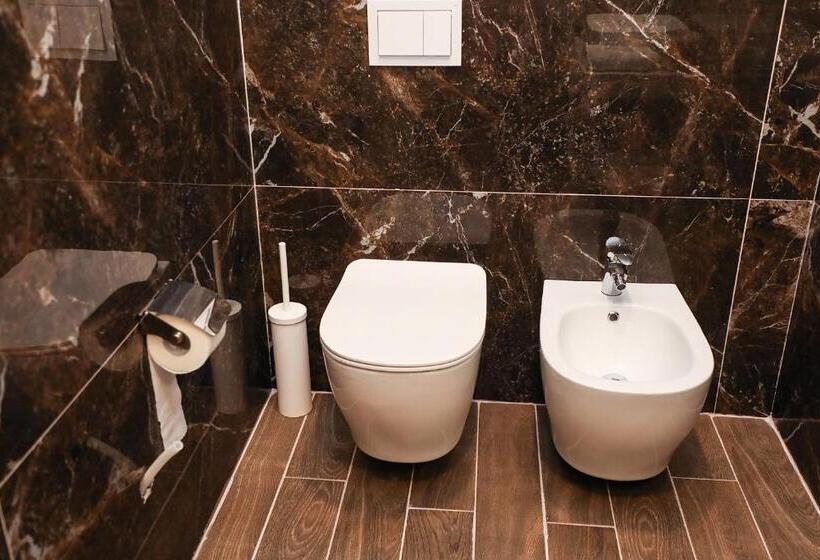 غرفة عائلية, Romeo