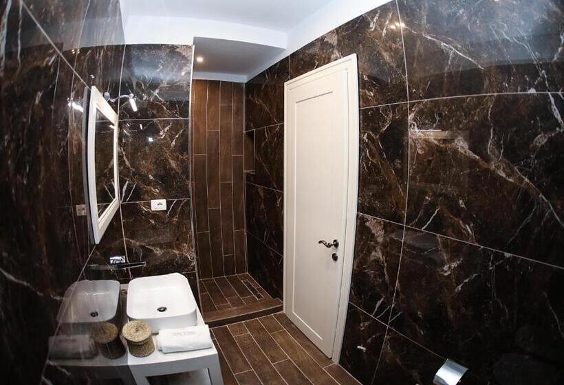 غرفة عائلية, Romeo