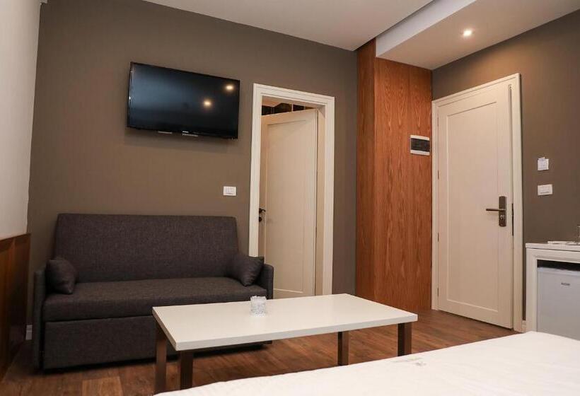 غرفة عائلية, Romeo