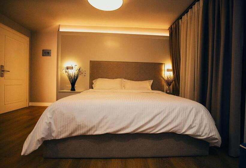 جناح ديلوكس, Romeo