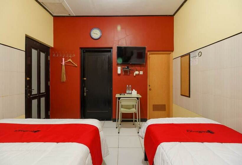 Семейный Номер, Reddoorz Syariah Near Ciledug Station