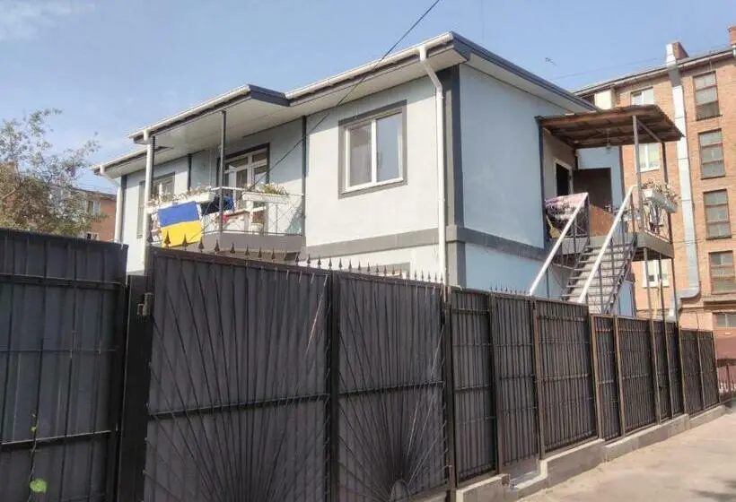 ルームシェアのワンベッド, отель Swallow House