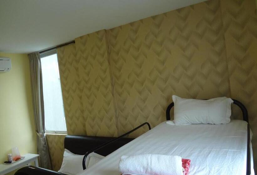 جناح عائلي, Comma