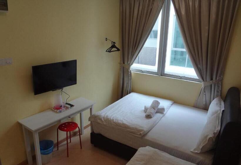 غرفة ديلوكس ثلاثية, Comma