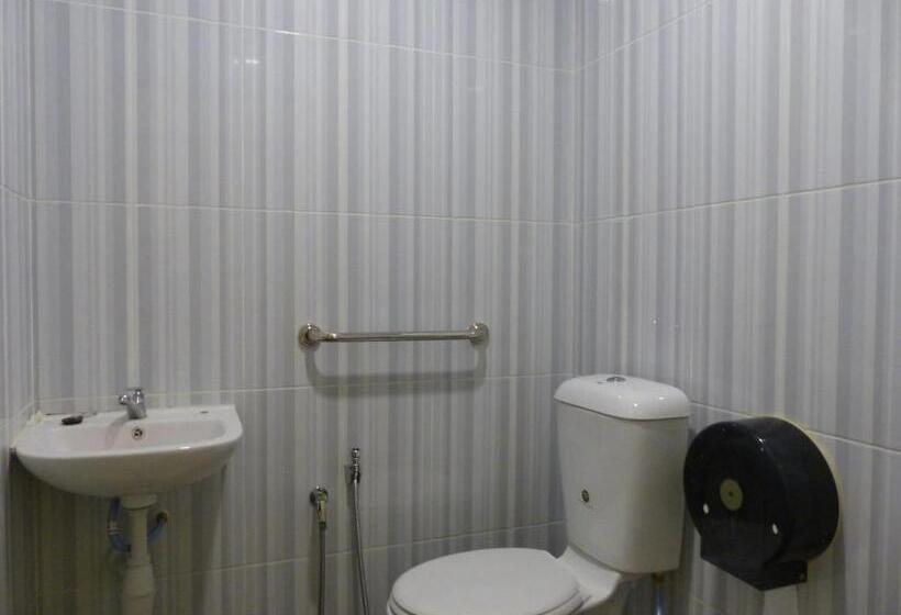 غرفة ديلوكس ثلاثية, Comma