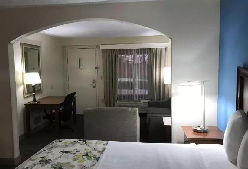 身障者適用キングサイズベッドルーム, Best Western Inn & Suites Monroe