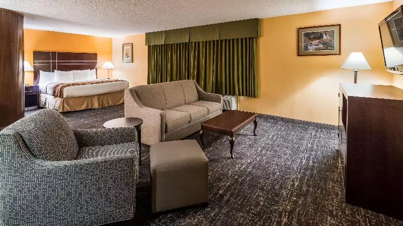 キングサイズベッドのスイートルーム, Best Western Luxbury Inn Fort Wayne