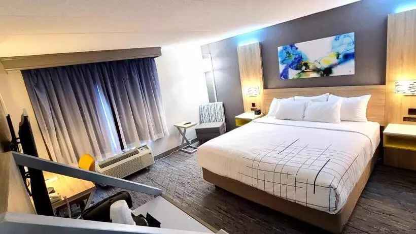 身障者適用キングサイズベッドルーム, La Quinta By Wyndham Lexington Park   Patuxent