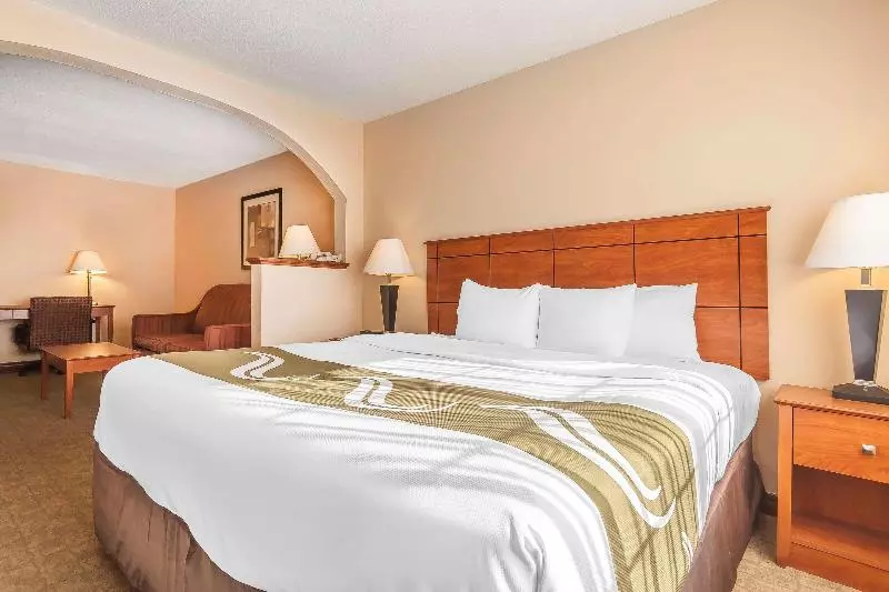 キングサイズベッドのスイートルーム, Quality Inn & Suites Owasso Us 169