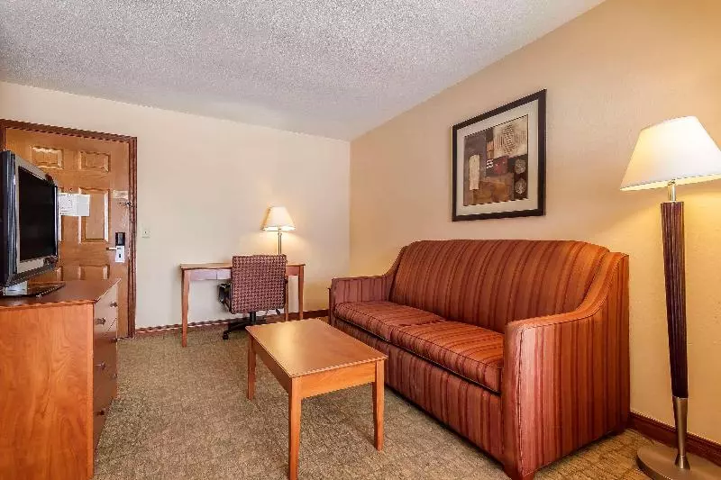 キングサイズベッドのスイートルーム, Quality Inn & Suites Owasso Us 169