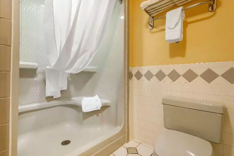 キングサイズベッドのスイートルーム, Quality Inn & Suites Owasso Us 169